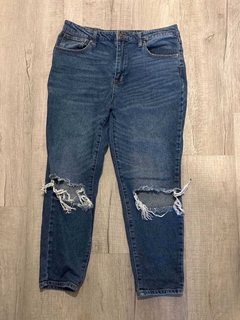 Woman’s no boundaries ripped jeans